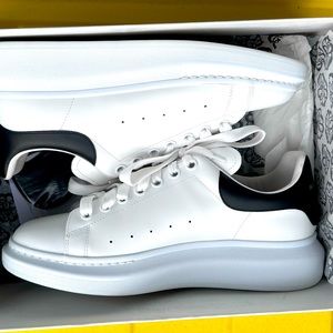 Alexander McQueen sneaker nearly in perfect condition. Worn about 4-5 times.